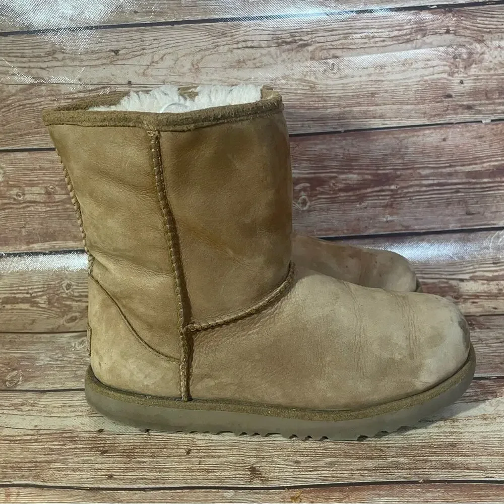 UGG Girls Classic Short II Pull On Winter Boots, Size 5 M Big Kid
